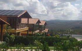 Casa de Campo Novo gravatá em condomínio, lazer completo com piscina compartilhada, churraqueira e forno a lenha privado e uma vista espetacular e com aquele friozinho